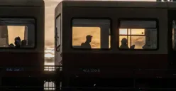 Momen KA Brantas Tabrak Truk Bikin Geger, Adakah Posisi Kursi yang Aman saat Naik Kereta Api?