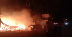 Terjadi kebakaran 6 ruko di depan pertigaan Onggorawe pada Senin 24 Juli 2023 dini hari sekitar pukul 03.00 WIB. (Sumber : Instagram @damkar_demak113)