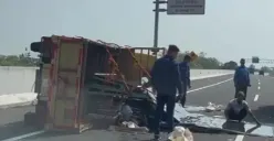 Truk Pengangkut Kaca Alami Ban Pecah di Exit Tol Demak, Terguling hingga Semua Kaca Hancur
