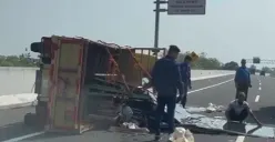 Kecelakaan tunggal truk pengangkut kaca di Jalan Tol Demak, diduga alami ban becah hingga terguling, Senin 24 Juli 2023. (Sumber : Instagram @yudakaringga)