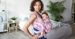 Cara menggendong bayi yang berbahaya, tidak untuk ditiru! (Sumber : Freepik)