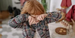 Langkah membantu dan mendukung anak yang menjadi korban kekerasan dalam rumah tangga. (Sumber : Pexels/Yan Krukau)