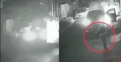 Beredar rekaman yang memperlihatkan detik-detik driver taksi online keluar dari mobilnya setelah ditusuk oleh pelaku begal di Jalan Mugas Dalam, Semarang, Senin 24 Juli 2023 dini hari. (Sumber : Instagram @kejadiansmg)