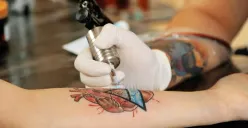 Ilustrasi membuat tato. (Sumber : alodokter)