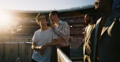 Grup band The 1975 yang batal konser di Jakarta gara-gara kontroversi ciuman sesama jenis