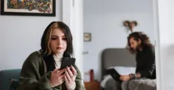 Ilustrasi hubungan retak karena teman jadi orang ketiga (Sumber : Pexels/Anete Lusina)