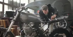 Ilustrasi | Cara menghidupkan sepeda motor yang telah lama mangkrak. (Sumber : Pexels/Andrea Piacquadio)