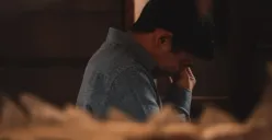 Ilustrasi | Mengatasi kebiasaan people pleaser yang sering mengorbankan diri sendiri demi orang lain. (Sumber : Pixels/ Gül Işık)