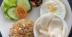 Ilustrasi | Ada banyak manfaat nasi goreng tapi juga ada bahayanya. (Unsplash/Iosi Pratama)