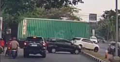 Truk kontainer alami rem blong, tak kuat menanjak di Silayur, truk mendadak jalan mundur tanpa kontrol, Selasa 25 Juli 2023. (Sumber : Instagram @kejadiansmg)