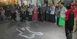 Warga Jalan Mugas Dalam Semarang menggelar doa bersama di lokasi kejadian tewasnya seorang driver taksi online yang dibegal penumpangnya sendiri, Rabu 26 Juli 2023 malam. (Sumber : Instagram @infosemarangterkini)