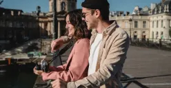 Temukan 10 cara sederhana untuk membuat pasangan Anda merasa dicintai setiap hari. (Sumber : Pexels/Bethany Ferr)