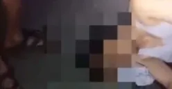 Pria terkapar di tengah jalan usai minum cairan pembersih akibat kalah judi (Sumber : Instagram/@mood.toraja)