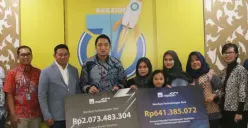 Penyerahan klaim kepada nasabah di Semarang  oleh Regional CEO Bank Mandiri Jateng-DIY Hendra Wahyudi dan Direktur AXA Mandiri Rudi Nugraha di Semarang, Jumat 28 Juli 2023.