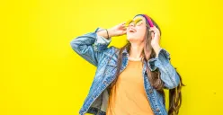 Ilustrasi | Tanda orang yang berjiwa senang dan bahagia. (Sumber : Pexels/juan mendez)