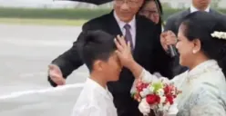 Kunjungan ke Tiongkok, Iriana Jokowi Tak Tega Lihat Anak Pembawa Bunga Kehujanan Sampai Lakukan Ini