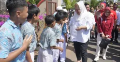 Mbak Ita Tempel Stiker Capres Ganjar Pranowo di Rumah Warga, Ikut Keliling Banyumanik