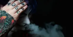 Ilustrasi perokok yang ingin menghapus tato, sebaiknya kurangi rokok dahulu. (Sumber : Pikist)