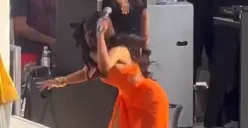 Cardi B lempar mikrofon ke penonton yang lempar air ke wajahnya (Sumber : Twitter/@popbase)