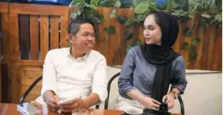 Heboh! Dedi Mulyadi Unggah Foto Bareng Wanita Cantik, Warganet Malah Salfok Akan Hal ini