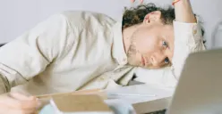 Tanda-tanda Kamu Seorang Workaholic Hingga Mengorbankan Kehidupan Pribadimu Sendiri