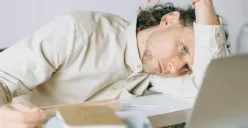 Ilustrasi | Delapan tanda kunci yang mengindikasikan Anda hidup di masa lalu dan pelajari cara praktis untuk melepaskan diri dari pola pikir tersebut. (Sumber : Pexels/Nataliya Vaitkevich)