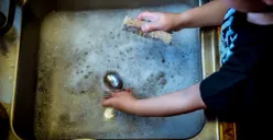 Ilustrasi membersihkan alat makan dengan sabun cuci piring (Sumber : Pixabay)