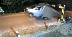 Terekam kamera CCTV video detik-detik mobil Grand Max yang menabrak portal di Bendungan Klambu, Grobogan. (Sumber : Instagram @portalsemarang)