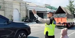 Polisi mengatur lalu lintas di Jalan Kaligawe yang sedang terjadi penyempitan jalan karena proyek peninggian jalan. Pengendara diminta lewat jalur alternatif agar hindari macet. (Sumber : Polsek Genuk)