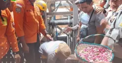 Doa bersama dan tabur bunga di lokasi terjebaknya 8 penambang emas di Banyumas, Selasa 1 Agustus 2023. (Sumber : Basarnas Cilacap)