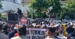 Warga Bedono korban Tol Semarang-Demak menggeruduk Kantor Gubernur Jawa Tengah untuk menyuarakan protes soal uang ganti rugi tanah yang disebut tak layak, Senin 30 Juli 2023.q (Sumber : Instagram @beritasemaranghariini)