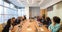 Ilustrasi | Pemberdayaan karyawan, kunci sukses seorang leader membangun super tim dalam perusahaan. (Sumber : Pexels/Christina Morillo)