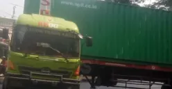 Truk kontainer tak kuat menanjak di tanjakan Silayur, berakhir malang melintang di jalan, Kamis 3 Agustus 2023. (Sumber : Instagram @kejadiansmg)