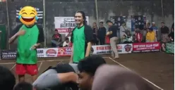 Duta Sheila On 7 saat memperkuat tim lomba Voli Agustusan (Sumber : Twitter Merapi Undercover)