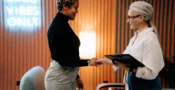 3 langkah membangun resume agar mudah diterima kerja.f (Sumber : Pexels/cottonbro studio)