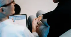 Panduan dan contoh membuat CV yang dilirik HRD. (Sumber : Pexels/cottonbro studio)