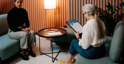 Ilustrasi | Tiga loker menarik di Semarang, dari Store Manager, Admin, dan ODP. (Sumber : Pexels/cottonbro studio)