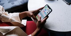 Ilustrasi melakukan pinjaman online atau pinjol (Sumber : pexels.com)