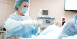 Ilustrasi | Perbedaan gaji tenaga kesehatan antara PNS dan PPPK. (Sumber : Pexels/Anna Shvets)