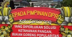 Ada Karangan Bunga Nasi Goreng di Depan Balkot, Warga Semarang Desak DPRD Speak Up