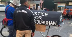 Pak Midun sosok pencari keadilan tragedi Kanjuruhan tiba di Semarang dengan sepedanya dikawal Panser Biru, Selasa 8 Agustus 2023. (Sumber : Instagram @kepareng_wareng)