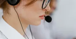 Ilustrasi | Tiga loker semarang: CS Representatif, Telemarketing, dan Factory Administration Staff (Sumber : Pexels/MART PRODUCTION)