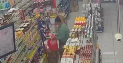 Seorang perempuan tertangkap kamera mencuri 3 kaleng butter Wijsman di Tbk Fortune, Semarang. (Sumber : Instagram @kejadiansmg)