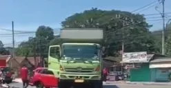 Kecelakaan lalu lintas melibatkan 3 kendaraan terjadi di depan Taman Lele, Tambak Aji, Ngaliyan, Kota Semarang, Jumat 11 Agustus 2023. (Sumber : Instagram @kejadiansmg)