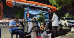 Soto Sapi yang berlokasi di Jalan Pemuda Kota Semarang buka pada malam hari. (Sumber : Twitter @HMBTrans)