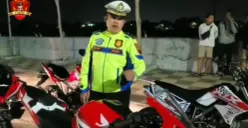 Polisi amankan para pelaku balap liar di Jalan Madukoro Semarang. Empat pemuda naik motor sport masih baru kena tilang. (Sumber : Team Elang Hebat Semarang)