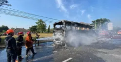 Bus pariwisata terbakar di persimpangan Sanggung, Kartasura, Kabupaten Sukoharjo, Jawa Tengah, Minggu, 13 Agustus 2023 pukul 08.00 WIB. (Sumber : Instagram/damkar_sukoharjo)