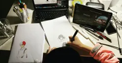 Tiga lowongan pekerjaan di Semarang dari Graphic Desaigner, Host Live Streaming, dan Sales Mall. (Sumber : Pexels/Trần Quang Phú)