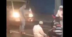 Disebut Ingin Langsung Ketemu Tuhan, Viral Video Pria Salat di Tengah Jalan Ramai Bikin Warganet Heran (Sumber : Instagram/@memomedsos)
