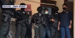 Rumah terduga pelaku teroris di Bekasi, Jawa Barat, digrebek Densus 88 (Sumber : Kompas TV)
